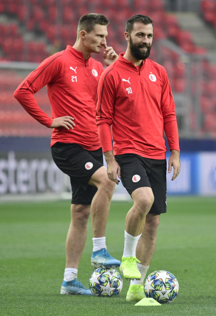 Fotbalisté pražské Slavie Milan Škoda (vlevo) a Josef Hušbauer.