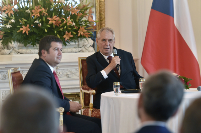 Místopředseda vlády Jan Hamáček a prezident Miloš Zeman na archivním snímku.