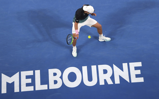 Tenista Lucas Pouille zahrává úder během loňského AO.