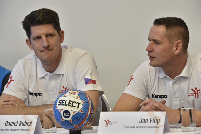 Trenéři české reprezentace házenkářů Daniel Kubeš (vlevo) a Jan Filip na tiskové konferenci.