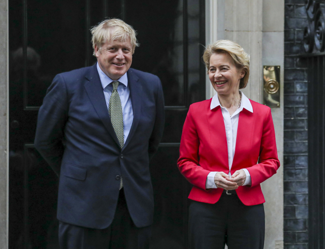 Boris Johnson a Ursula von den Leyenová.