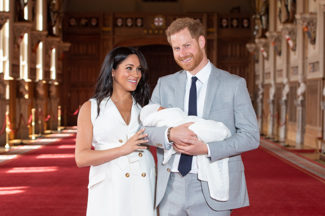 Vévoda a vévodkyně ze Sussexu Harry a Meghan se synem Archiem.