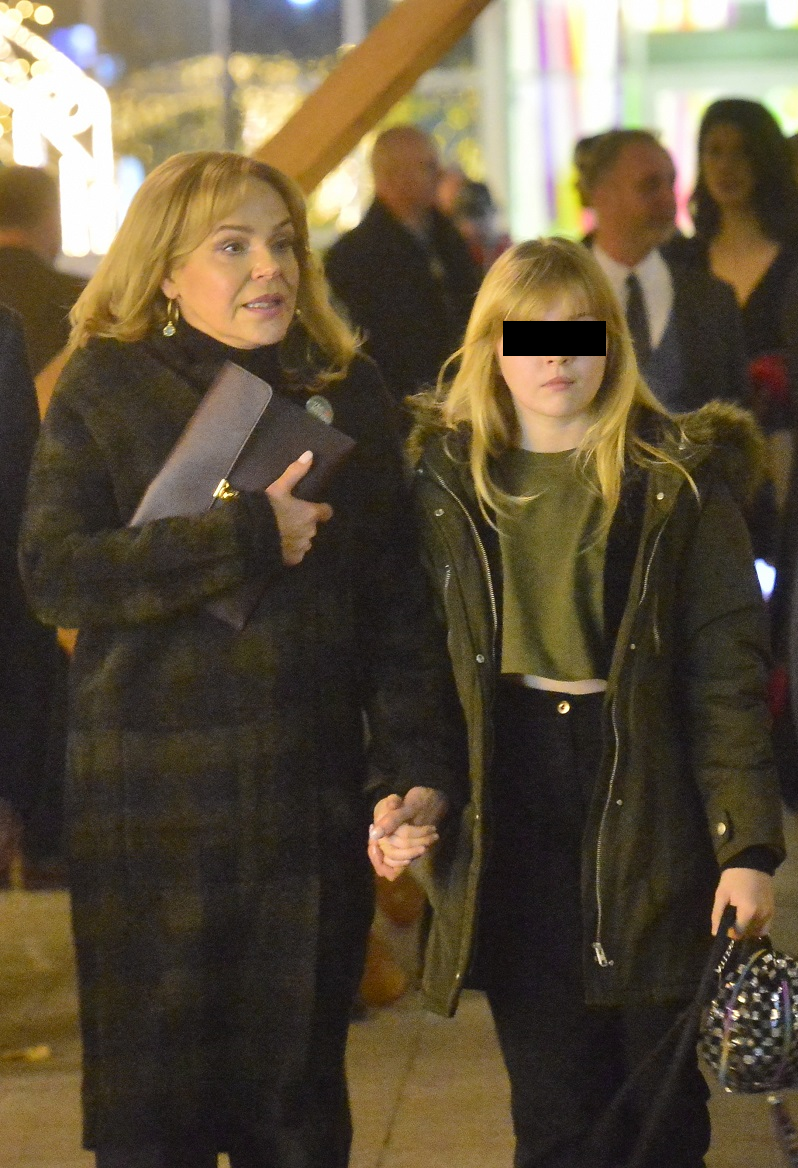 Dagmar Havlová v doprovodu své vnučky. 