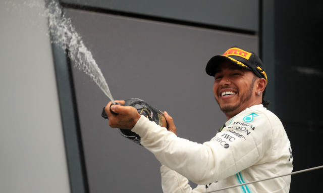 Lewis Hamilton pomůže Austrálii půl milionem dolarů