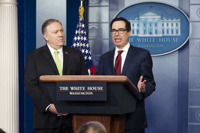 Mike Pompeo a Steven Mnuchin (zleva).