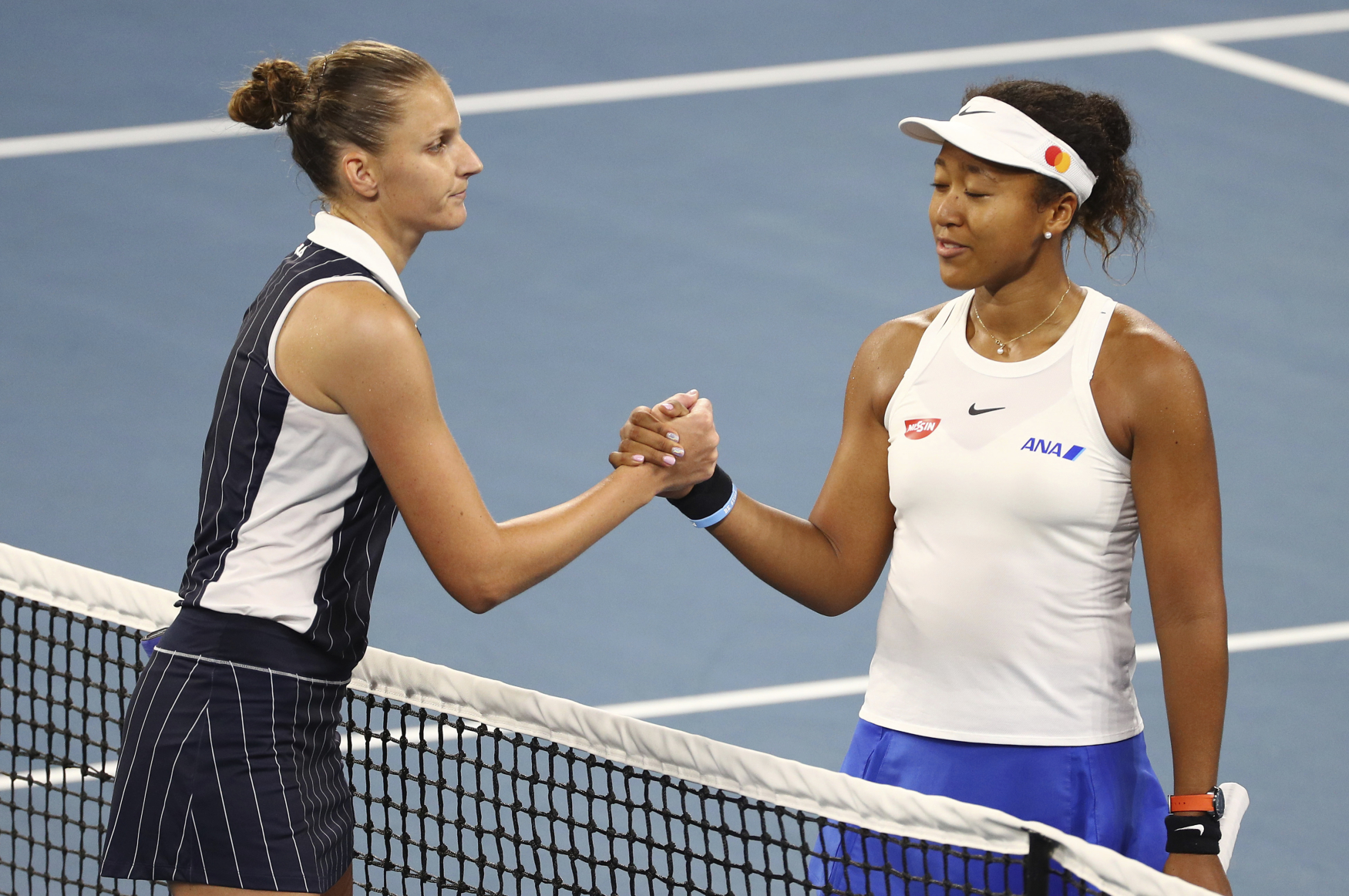 Karolína Plíšková přijímá gratulaci od Naomi Ósakaové.