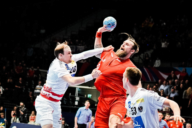 Pavel Horák (uprostřed) v zápase proti Rakousku.