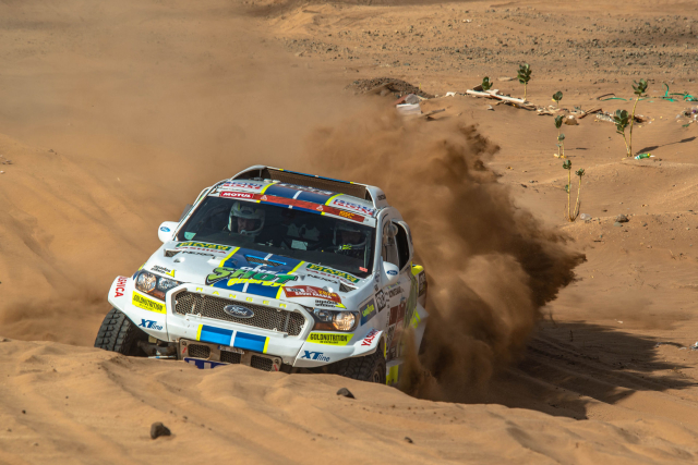 Posádka Tomáš Ouředníček a David Křípal z týmu Ultimate Dakar Racing s vozem značky Ford.