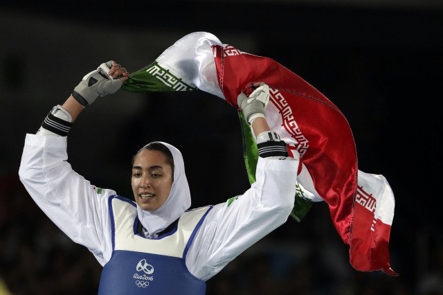 Olympijská medailistka Kimía Alizadeh Zenúrinová.