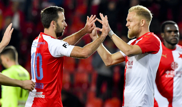 Mick van Buren ze Slavie (druhý zprava) se raduje z gólu se spoluhráčem Josefem Hušbauerem.