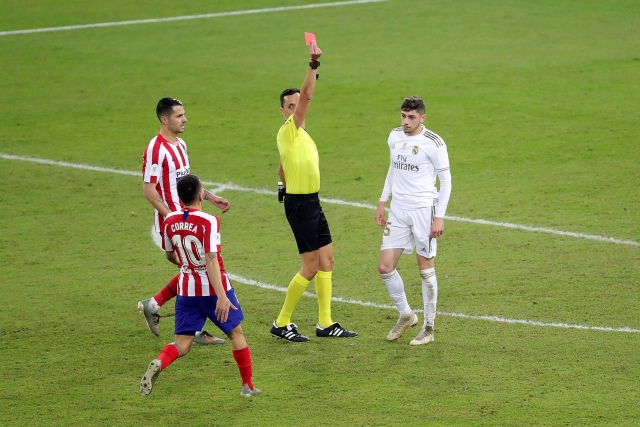Federico Valverde inkasuje po ostrém skluzu červenou kartu.