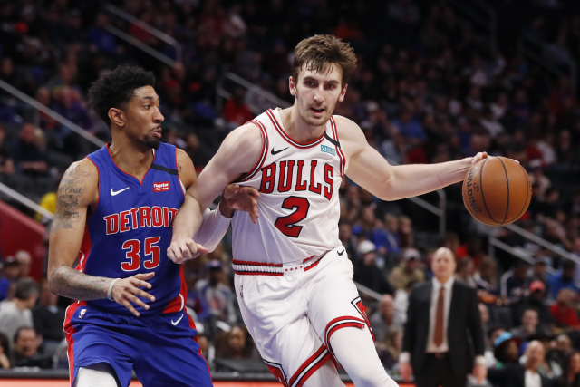 Hráč za Chicago Bulls Luke Kornet (2) a basketbalista Detroitu Pistons Christian Wood (35).