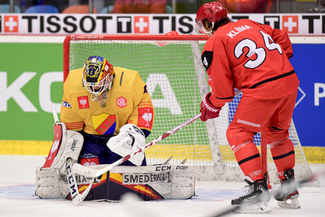 Zleva brankář Djurgaardenu Niklas Svedberg a Kevin Klima z Hradce Králové.