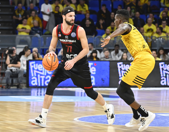 Vojěch Hruban z Nymburka (vlevo) proti Tenerife.
