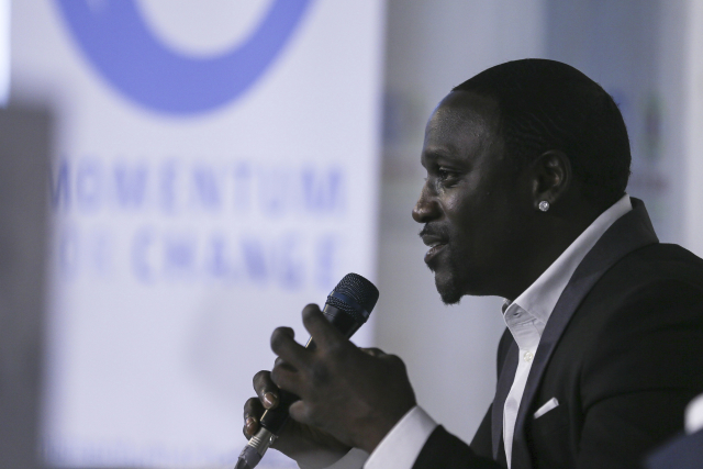 Americkému zpěvákovi se senegalskými kořeny Akon.