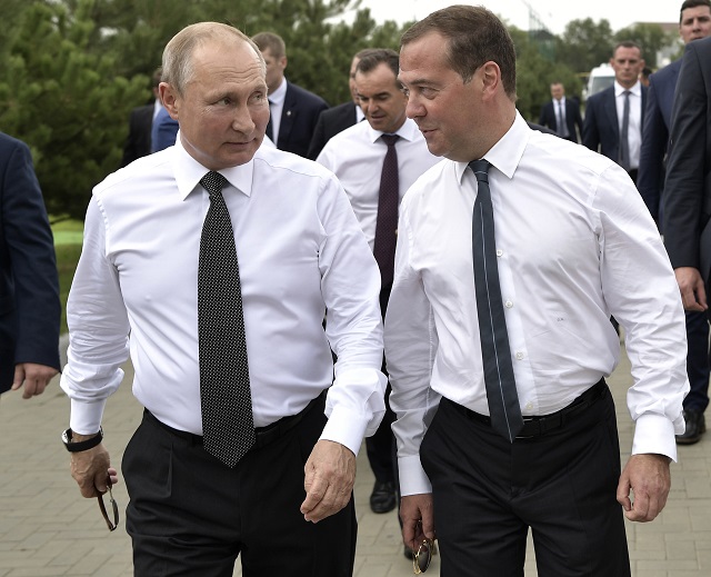 Vladimir Putin a Dmitrij Medveděv (zleva).