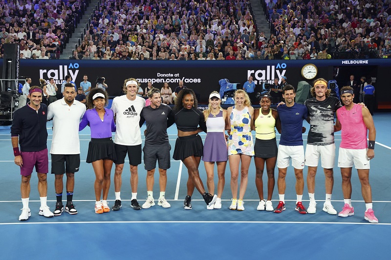 Téměř pět milionů australských dolarů, což je zhruba 75 milionu korun, vynesla dnešní exhibice tenisových hvězd v Melbourne Parku na pomoc lidem strádajícím po lesních požárech, které od září sužují jihovýchod Austrálie.