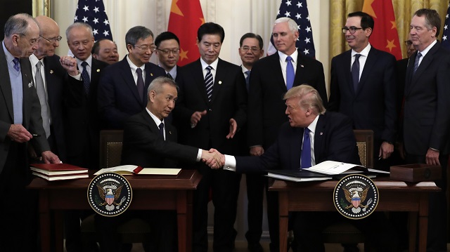 Čínský vicepremiér Liou Che a americký prezident Donald Trump.