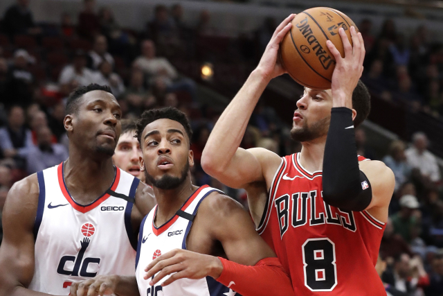 Zach LaVine, Troy Brown Jr. a Ian Mahinmi (zprava).