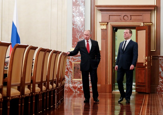 Vladimir Putin a Dmitrij Medveděv (zleva).