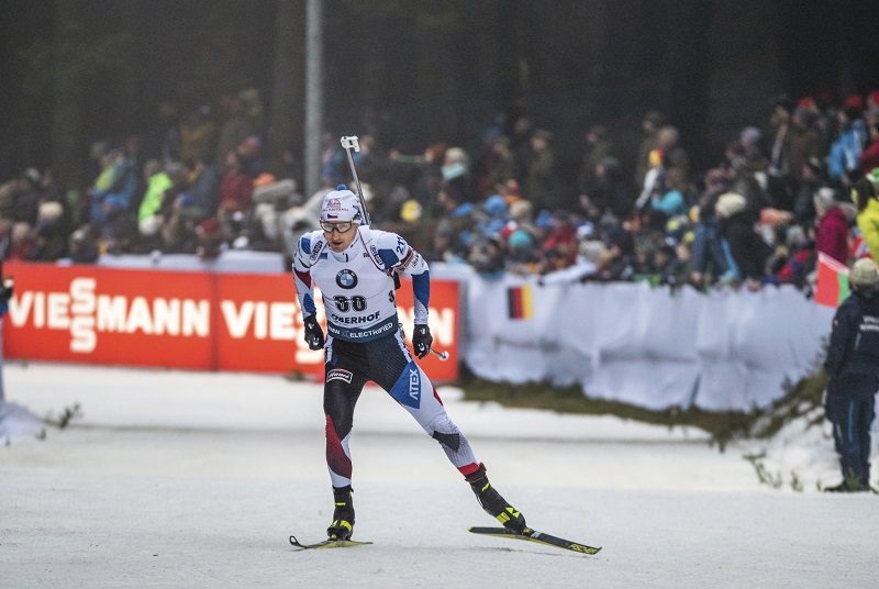 Fourcade ve sprintu využil absenci soka, Čechům se nedařilo.