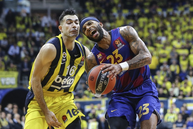 Fenerbahce s Veselým prohrálo v Evropské lize s Barcelonou.