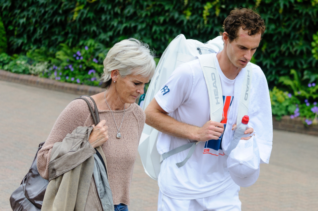 Fotografie z Wimbledonu Andyho a Judy Murrayových.