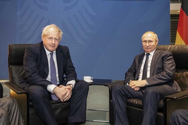 Boris Johnson a Vladimir Putin na summitu o Libyi.