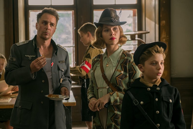 Sam Rockwell, Scarlett Johanssonová a Roman Griffin Davis.
