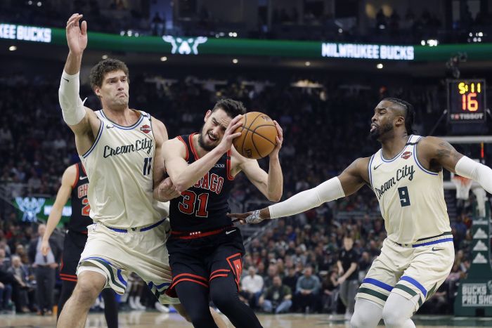 Tomáš Satoranský (31), Brook Lopez (11) a Wesley Matthews (9).