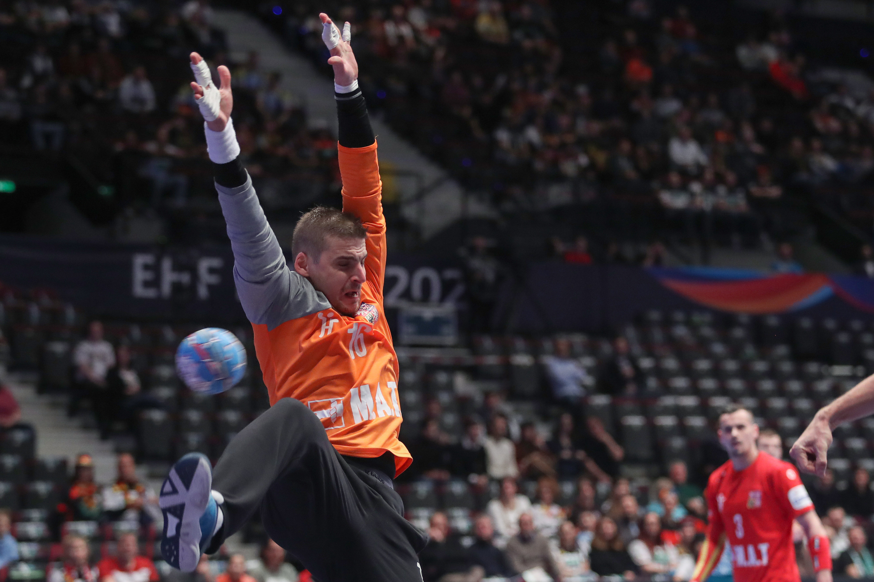 Český brankář Martin Galia v utkání evropského šampionátu.