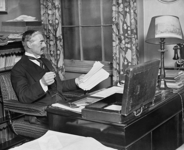 Tehdejší britský předseda Neville Chamberlain.