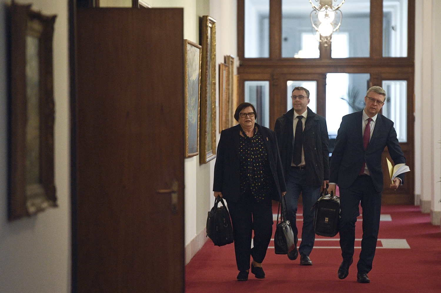 Zleva ministryně spravedlnosti Marie Benešová, ministr dopravy Vladimír Kremlík a místopředseda vlády a ministr průmyslu a obchodu Karel Havlíček přicházejí na schůzi vlády, která zasedala 20. ledna 2020 v Praze.
