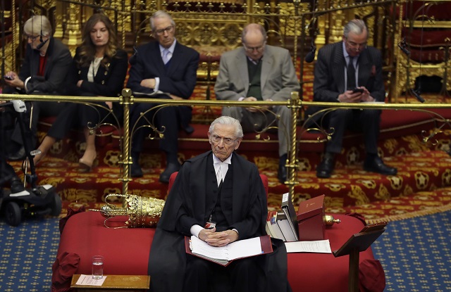 Lord Fowler ve Sněmovně lordů.