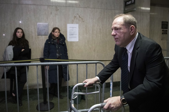 Harvey Weinstein při odchodu z jednací síně.
