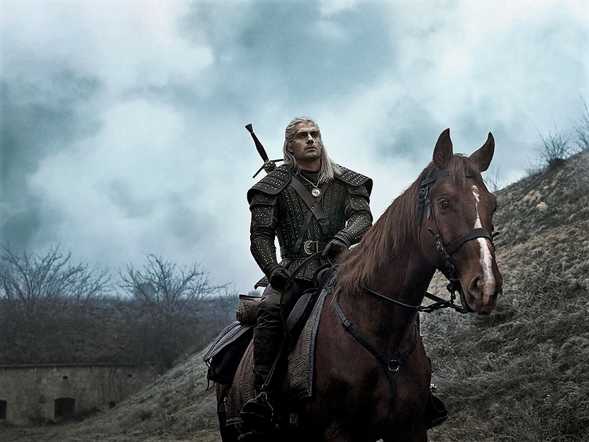 Henry Cavill jako Geralt z Rivie.