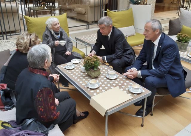 Premiér Andrej Babiš (druhý zprava) a český velvyslanec Martin Stropnický (vpravo) v Izraeli.