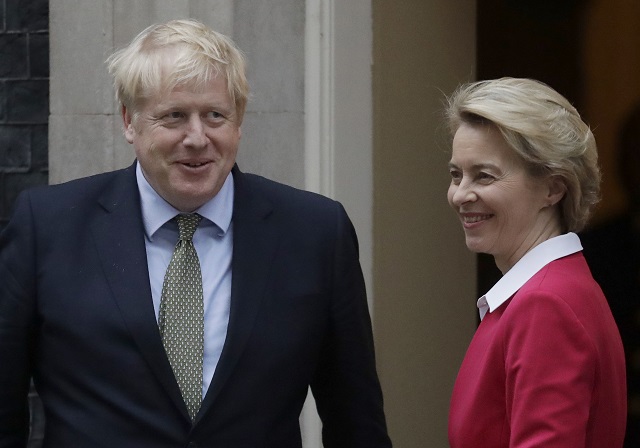 Boris Johnson a Ursula von der Leyenová.