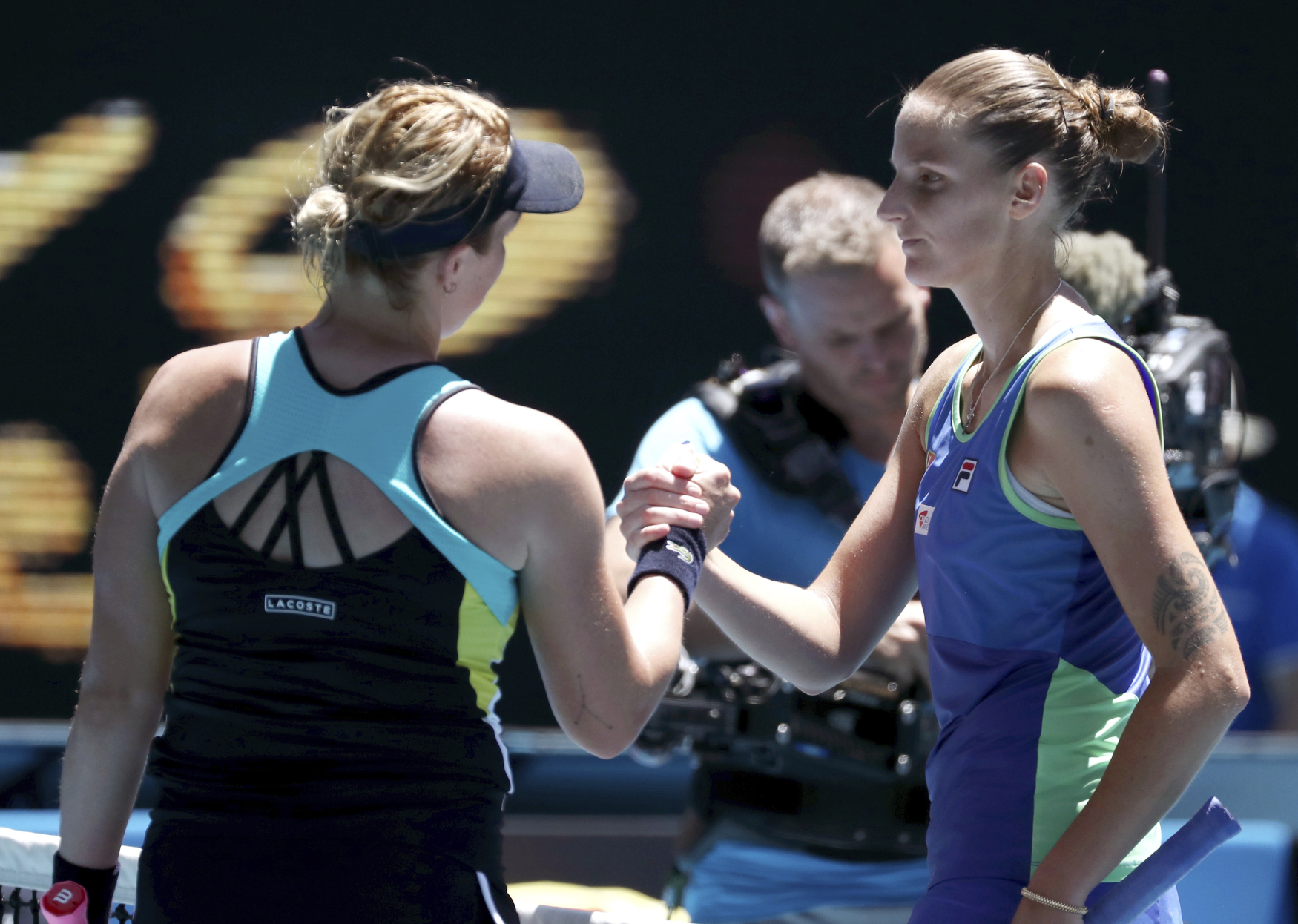 Karolína Plíšková (vpravo) gratuluje k vítězství Anastasii Pavljučenkovové.