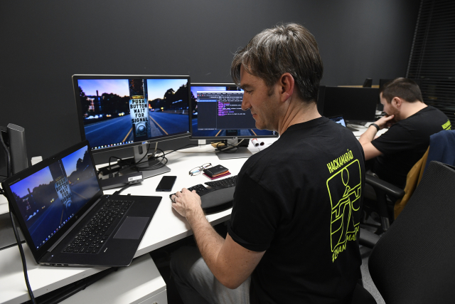 Skupina 60 programátorů začala 24. ledna 2020 v Praze v rámci veřejného hackathonu pracovat na novém IT systému elektronických dálničních známek. Pokračovat budou až do 26. ledna 2020, organizátoři pak chtějí předat systém zdarma státu.