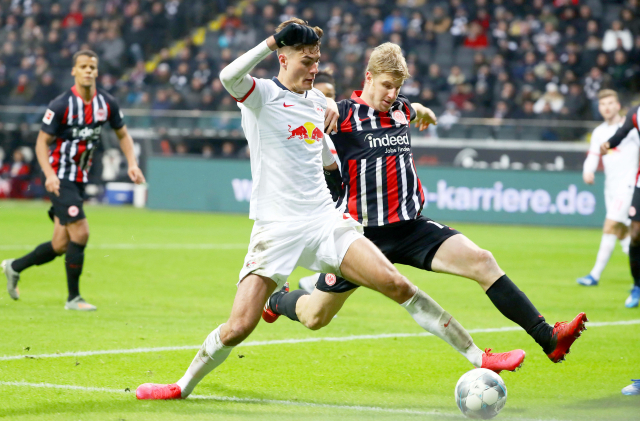 Patrik Schick (v bílém) v utkání proti Frankfurtu.