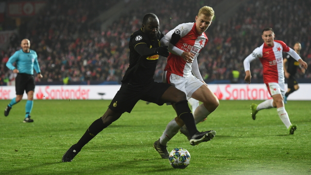 Zleva Romelu Lukaku z Interu Milán a Michal Frydrych ze Slavie.