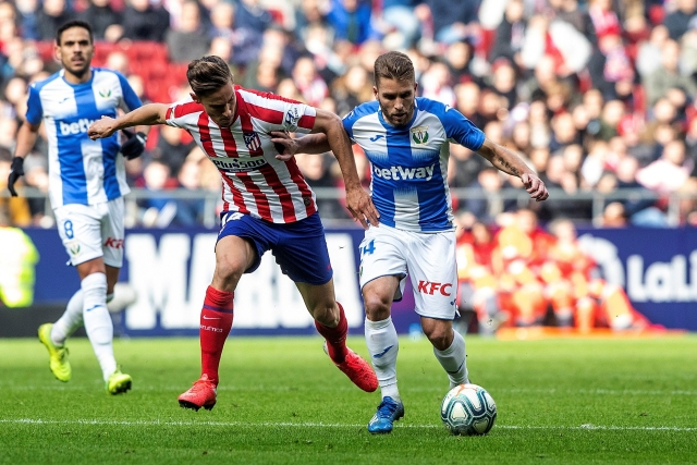 Marcos Llorente z Atlética (v červenobílém) proti Leganes.