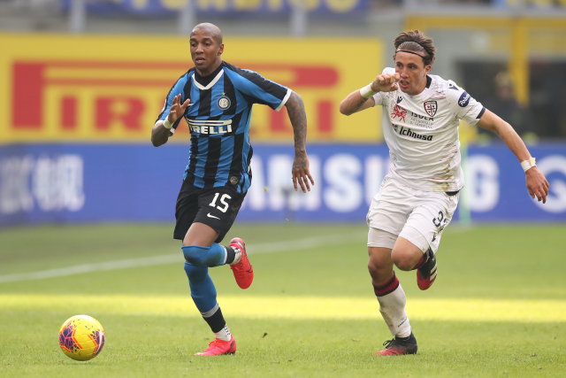 Ashley Young z Interu (vlevo) proti Cagliari.