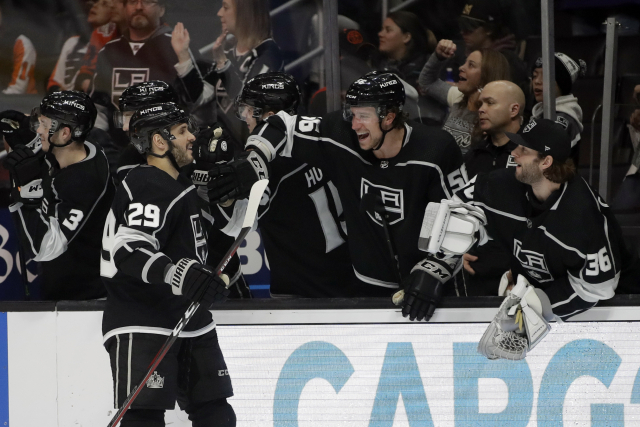Martin Frk v dresu Los Angeles Kings slaví gól se spoluhráči. 