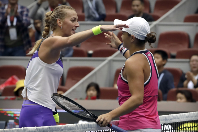 Petra Kvitová se zdraví po zápase s Australankou Ashleigh Bartyovou.
