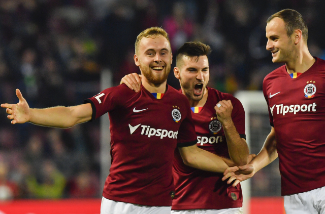 Martin Hašek ml. ze Sparty (vlevo) se raduje z gólu se spoluhráči Michalem Trávníkem (uprostřed) a Davidem Lischkou.