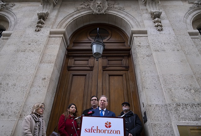 Geoffrey Berman (u mikrofonu) s oběťmi sexuálního násilí.