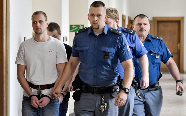 Vězeňská eskorta přivádí Davida Šindlera k soudu.