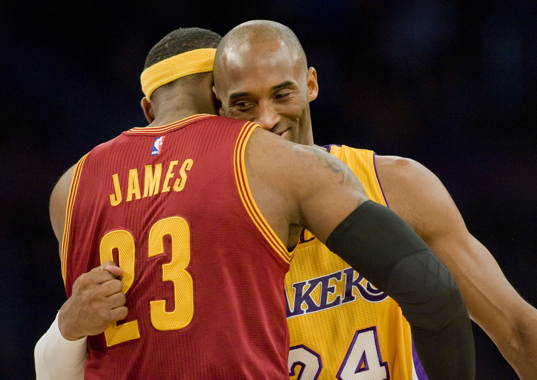 LeBron James v objetí s Kobem Bryantem.
